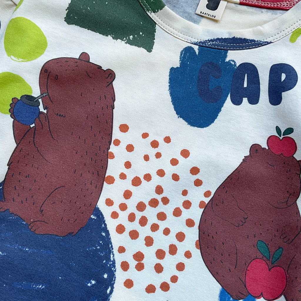 Children's long-sleeve shirt with colorful fruit and cute cuddly capybara design | organic cotton | long sleeves, open at wrist | round neck | closeup