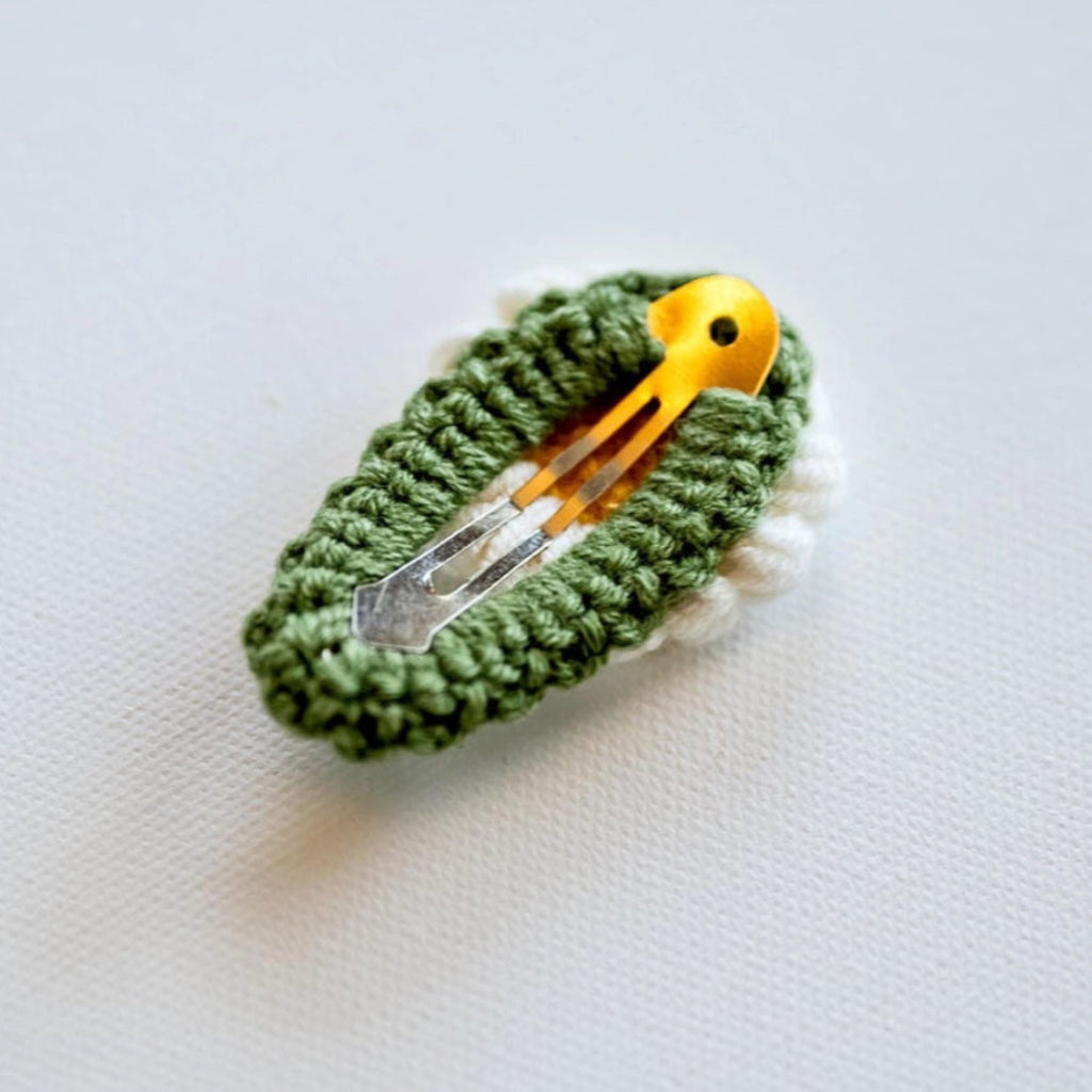 Hand crochet daisy hair clip | ~2" x !.5" |Made in USA | Sold separately | perfect for infant/toddlers | back of clip