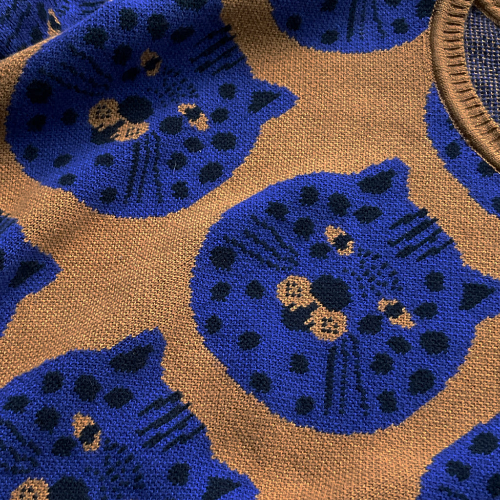 100% organic cotton sweater | jacquard knit | Brown with blue & black cat faces | Made in Argentina | Top quality! | closeup