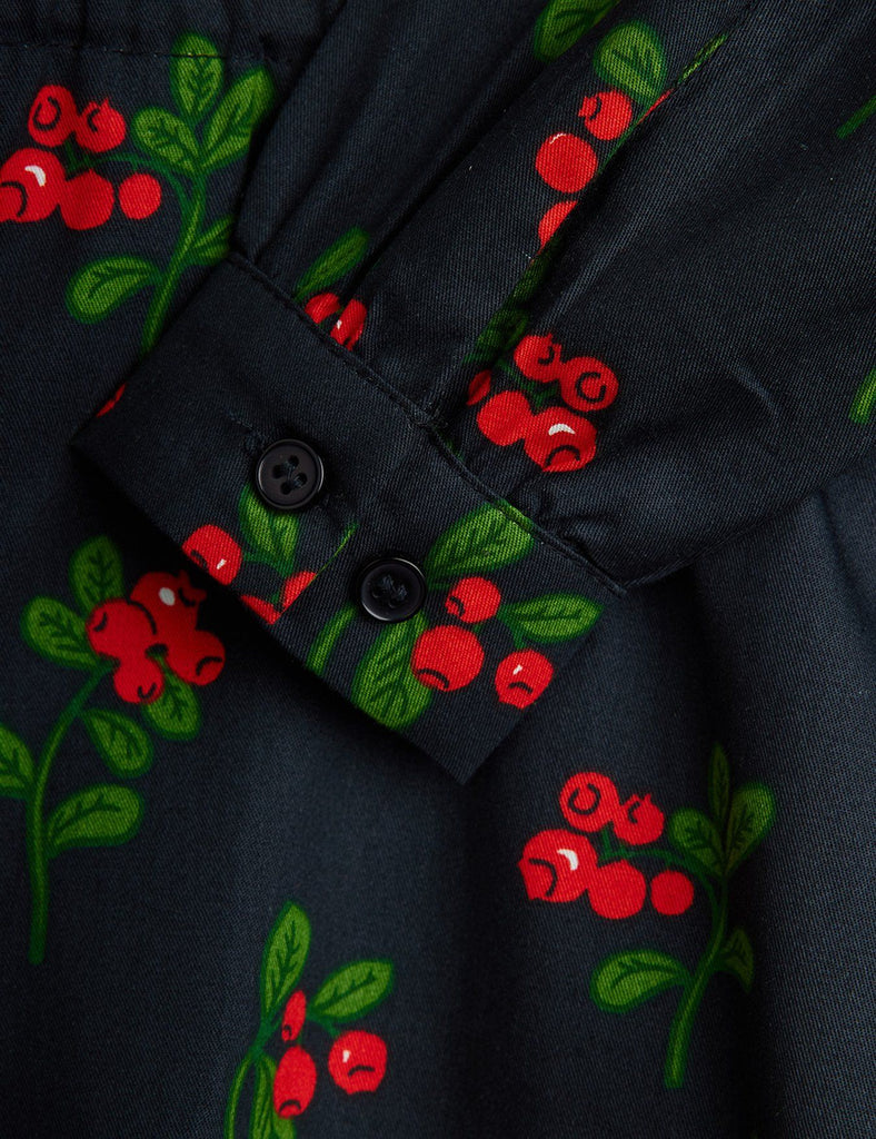 Black dress with all-over lingonberry print in rec/blue | long sleeves | wide elastic waist | 3-button front | print closeup