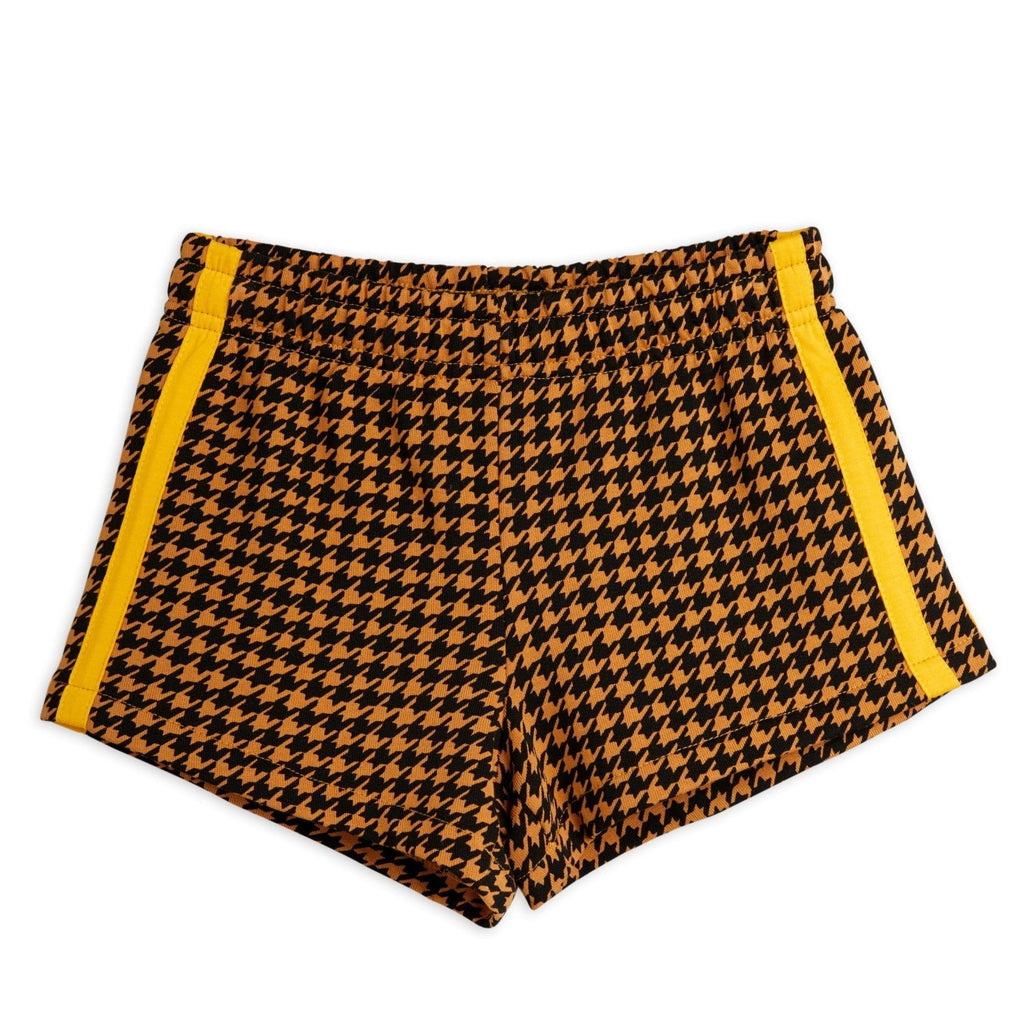 Children's shorts with a houndstooth pattern and yellow side stripes, made of organic cotton, with an elastic waistband and drawstring. No pockets Front of short