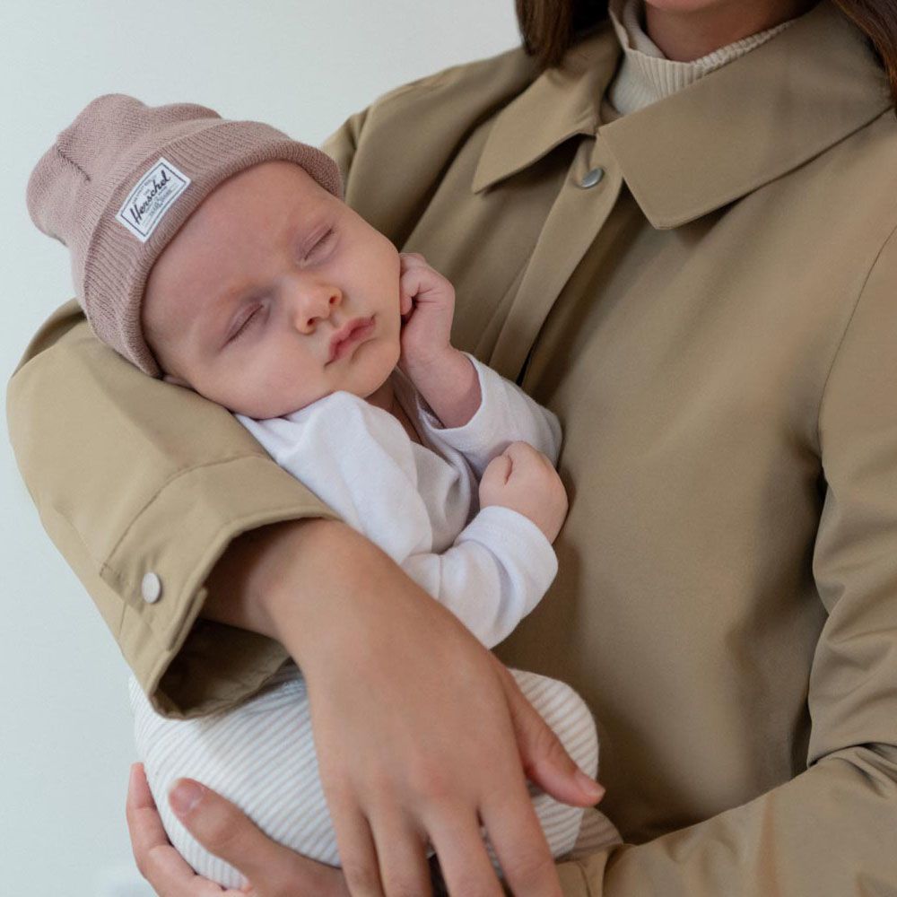 Herschel Infant Beanie in rose - lifestyle